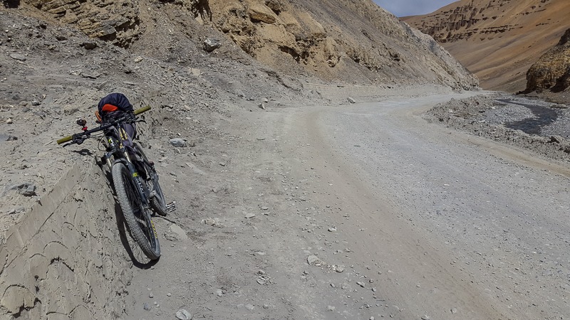Dusty road from Pang to Lachung La
