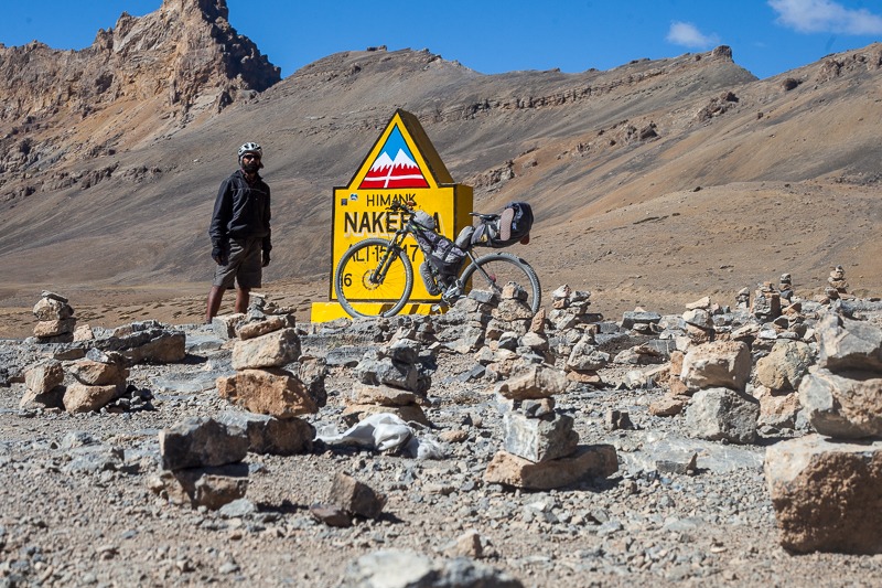 Cycling to the top of Nakeela pass in Ladakh