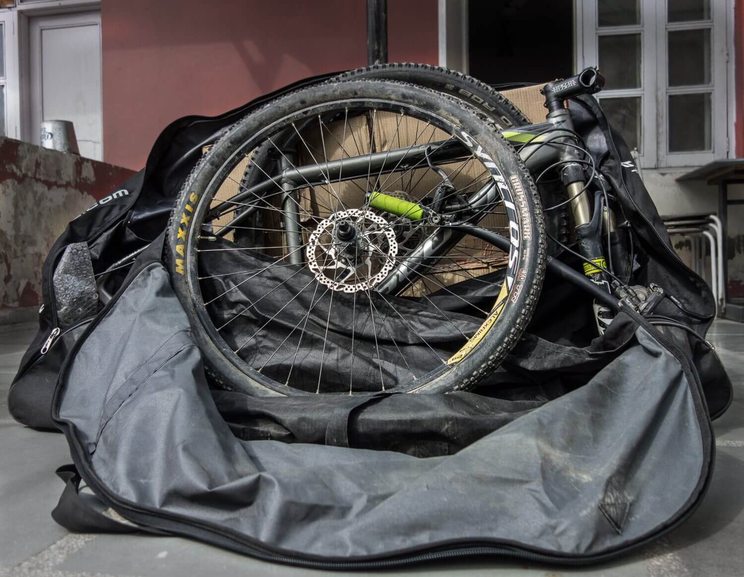 Btwin Bike transport bag with cycle inside