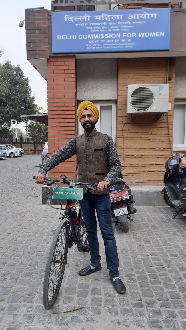 Dalip Sabharwal commute by cycle in Delhi