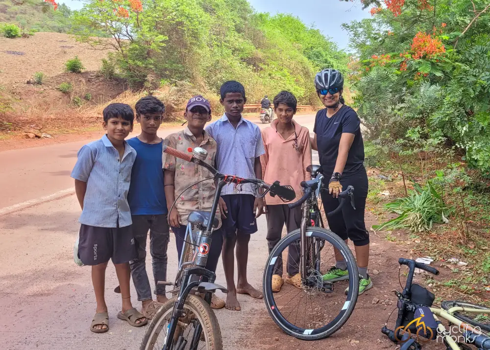 hampi bicycle tour. Cycling from hosapete to sandur